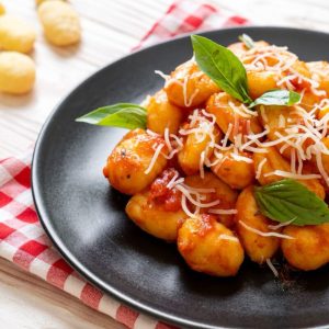 Bulvių virtinukai aštriame arrabbiata padaže