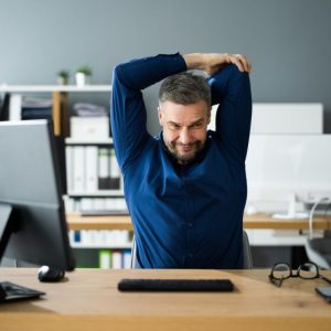 Dirbate sėdimą darbą? Šie metodai padės mažiau apkrauti jūsų nugarą ir sumažinti nuovargį