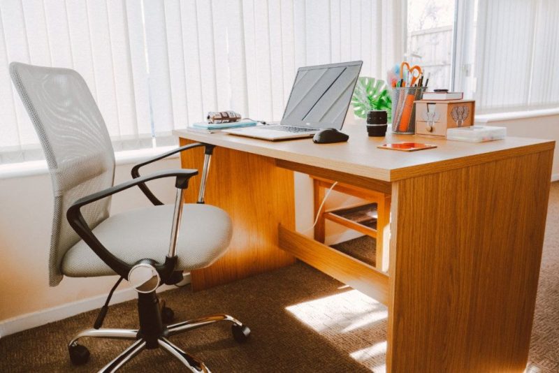 Dirbate sėdimą darbą? Šie metodai padės mažiau apkrauti jūsų nugarą ir sumažinti nuovargį. Ergonominės kėdės įsigyjimas
