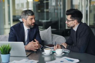 Šokiruojanti tiesa: kaip pinigai ir galia veikia vyrų savivertę?