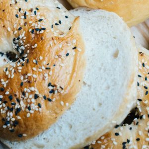Kodėl bandelės ir kiti miltų kepiniai sekančią dieną virsta kieti it akmuo?