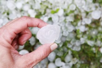 Kodėl iškrenta kruša šiltuoju metu? Aiškina sinoptikai