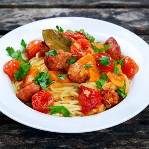 Makaronai su šviežiomis kiaulienos dešrelėmis