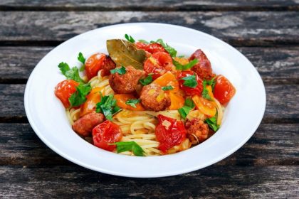 Makaronai su šviežiomis kiaulienos dešrelėmis