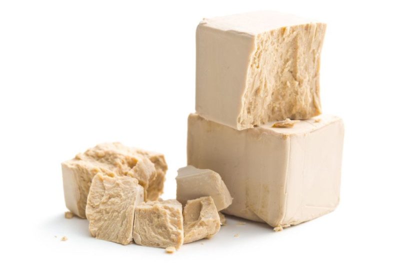 Norite pasigaminti ypač veiksmingą kompostą? Įberkite šį ingredientą. Mielių tirpalo kompostas