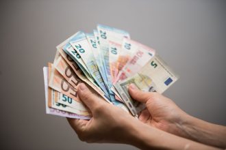 Šiandien astrologai pataria nesiskolinti pinigų šiems zodiako ženklams