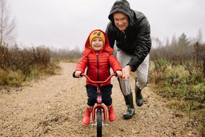 Šie metodai, pasak specialistų, padės vaikus greičiau išmokyti važiuoti dviračiu. Pradėkite nuo stūmimo, ne nuo pedalų