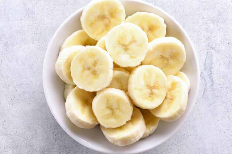 Šios 5 natūralios namų priemonės padės plaukams tapti klusnesniais. Bananų tyrė