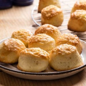 Sūrio ir alyvuogių bandelės (scones)