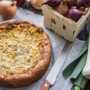 Svogūnų ir laiškinių česnakų tarta