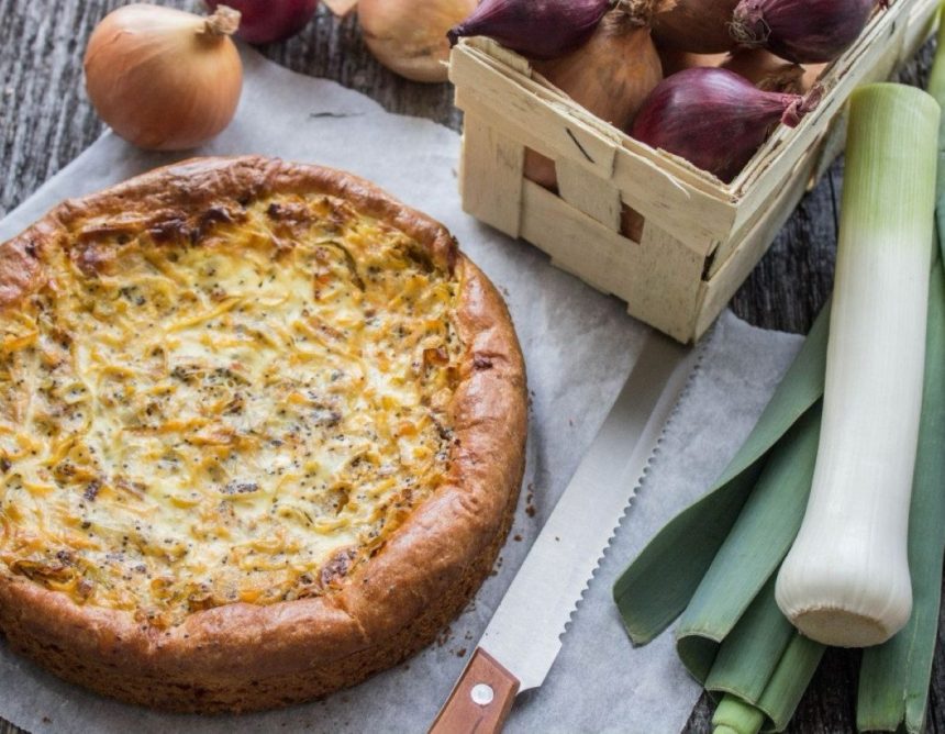 Svogūnų ir laiškinių česnakų tarta