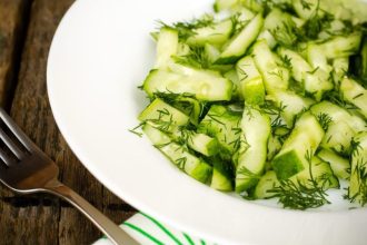 Traiškytų agurkų salotos su feta ir krapais