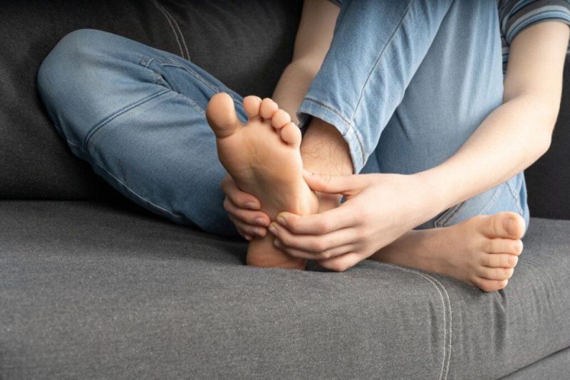 Vaikščiojimas basomis, pasak ortopedų, tinka ne kiekvienam. Kuo rizikuojame?