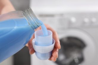 Ar verta mesti skalbiklio dangtelį į skalbyklę? Ekspertė paaiškina