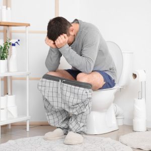 Ilgas sėdėjimas tualete – pavojus sveikatai: ką turėtumėte žinoti