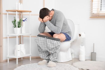 Ilgas sėdėjimas tualete – pavojus sveikatai: ką turėtumėte žinoti