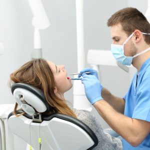 Ką apie jūsų sveikatą gali pasakyti odontologas: daugiau nei tik dantys