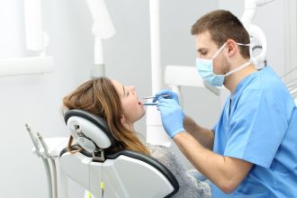 Ką apie jūsų sveikatą gali pasakyti odontologas: daugiau nei tik dantys