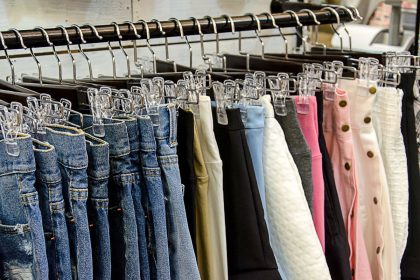 Madingiausios kelnės 2025 vasarą: ką dėvėti vietoj džinsų?