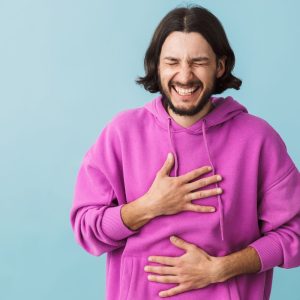 Nekontroliuojamas juokas: kodėl juokiamės netinkamu metu?