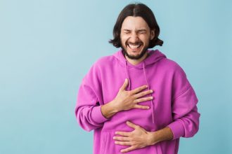 Nekontroliuojamas juokas: kodėl juokiamės netinkamu metu?