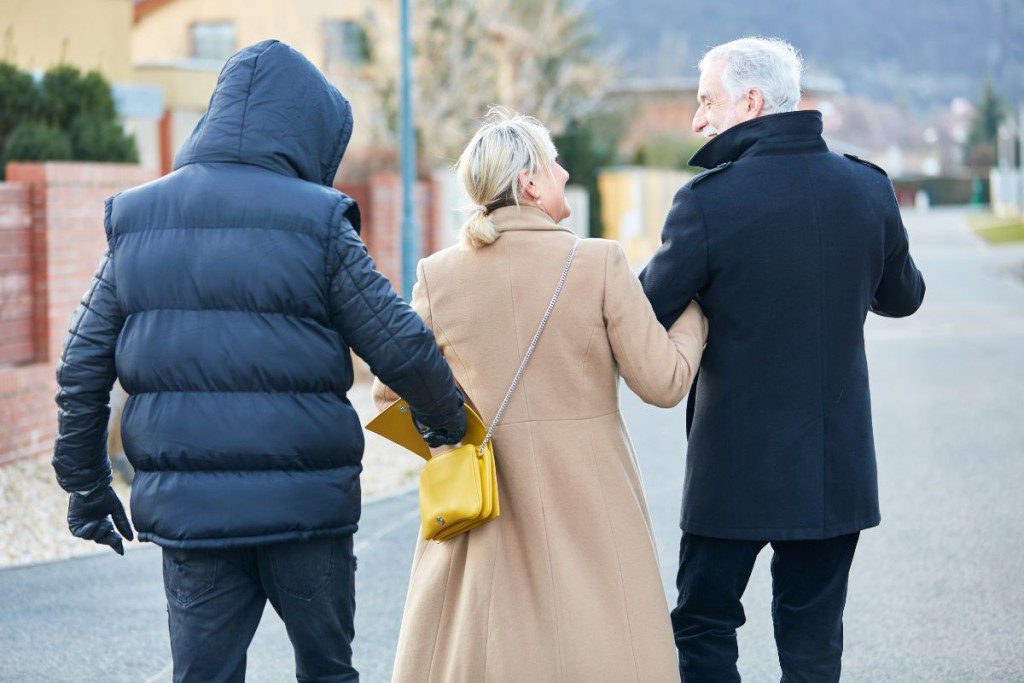 5 lengviausiai pasiekiamos vietos kišenvagiams. Ant peties nešiojama rankinė