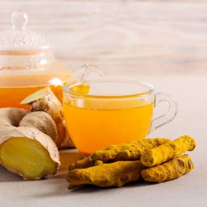 7 priežastys, kodėl turėtumėte kasdien gerti imbiero ir ciberžolės mišinį