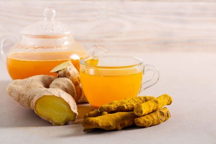 7 priežastys, kodėl turėtumėte kasdien gerti imbiero ir ciberžolės mišinį