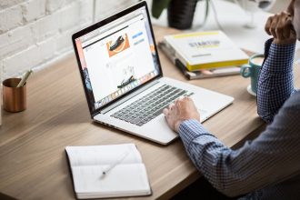 Ar mūsų nešiojamo kompiuterio baterijos įkrovimo įpročiai teisingi? Atsako specialistai