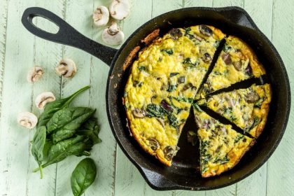 Bulvių virtinukų fritata su grybais ir špinatais