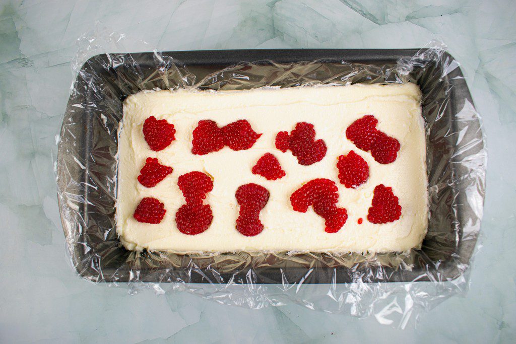 Nekeptas sausainių ir varškės tortas. Avietės