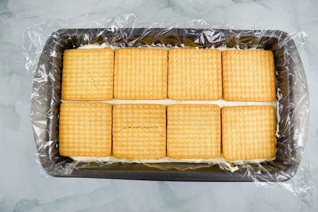 Nekeptas sausainių ir varškės tortas. Sausainių sluoksnis