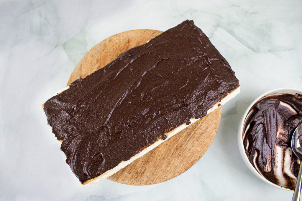 Nekeptas sausainių ir varškės tortas. Aptepti tortą