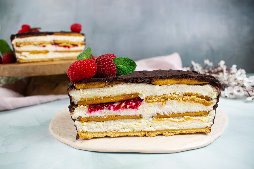 Nekeptas sausainių ir varškės tortas. Pjūvis