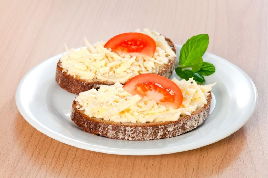 Fermentinio sūrio užtepėlė su duona ir pomidoru