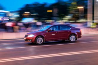 Kaip sutaupyti degalų mieste? Mechanikas dalijasi paprastais, bet veiksmingais patarimais