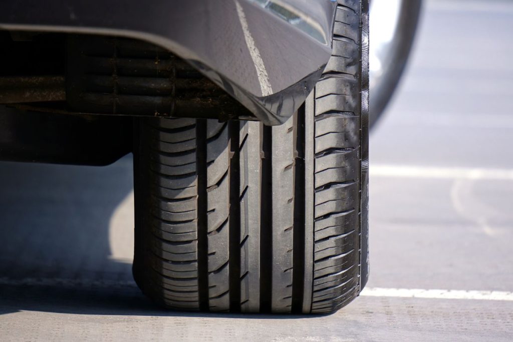 Kaip sutaupyti degalų mieste? Mechanikas dalijasi paprastais, bet veiksmingais patarimais. Padangų svarba