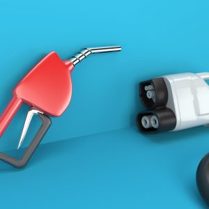 Karo akivaizdoje: kuris automobilis patikimesnis – elektrinis ar varomas kuru?