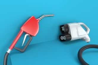 Karo akivaizdoje: kuris automobilis patikimesnis – elektrinis ar varomas kuru?