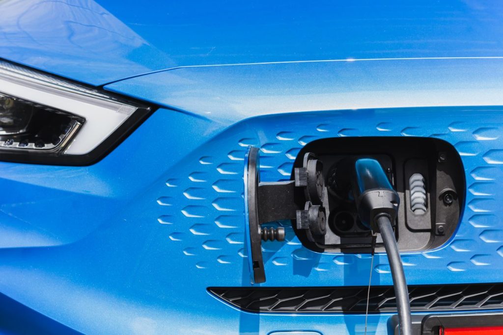 Karo akivaizdoje: kuris automobilis patikimesnis – elektrinis ar varomas kuru? Tylus, bet riboto nuotolio