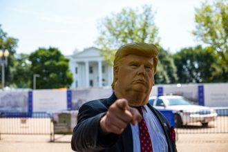 Kol Iranas ir Izraelis keičiasi smūgiais, Trumpas neapsisprendžia