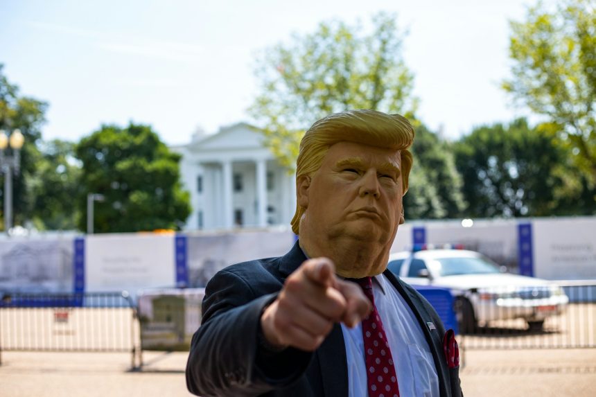 Kol Iranas ir Izraelis keičiasi smūgiais, Trumpas neapsisprendžia