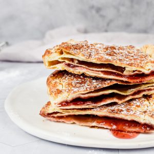 Greitos sluoksniuotos tešlos bandelės su uogiene