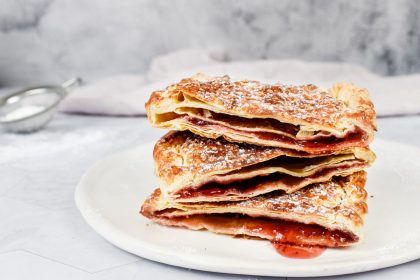 Greitos sluoksniuotos tešlos bandelės su uogiene