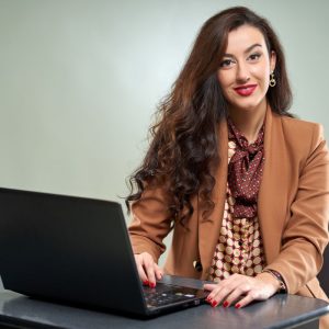 Moterys atsilieka nuo dirbtinio intelekto pažangos – bet vis dar gali pasivyti