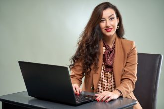 Moterys atsilieka nuo dirbtinio intelekto pažangos – bet vis dar gali pasivyti