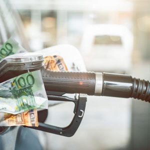 Naftos kainos šoktelėjo po JAV smūgių Iranui: Lietuvos ekspertai stebi su nierimu