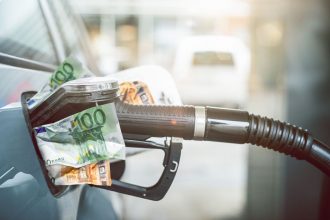 Naftos kainos šoktelėjo po JAV smūgių Iranui: Lietuvos ekspertai stebi su nierimu