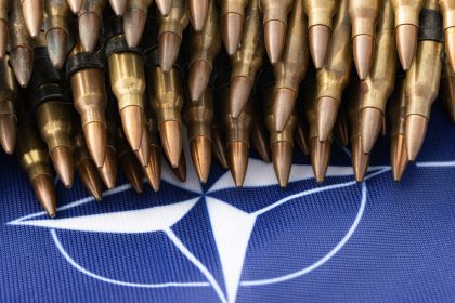 NATO vadovas ragina keturgubai didinti oro ir priešraketinės gynybos pajėgumus