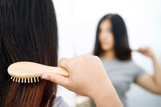 Plaukų slinkimas: kiek plaukų prarasti per dieną yra normalu?